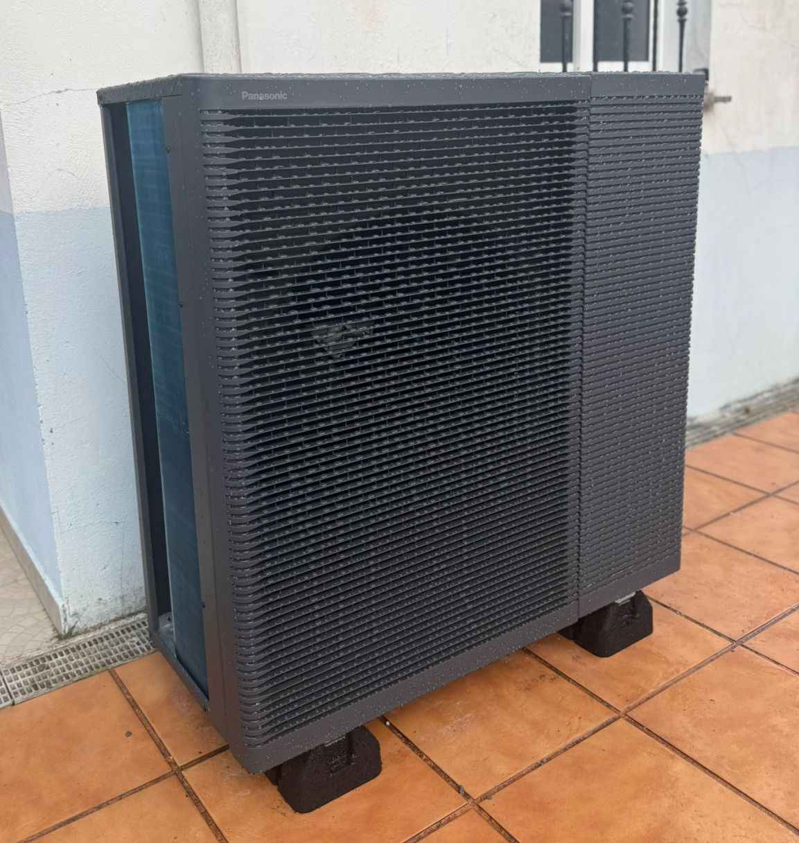 HVAC technician installation modern